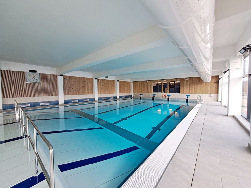 Photo de l'intérieur de la piscine de BELLECIN - Vue sur le bassin neuf